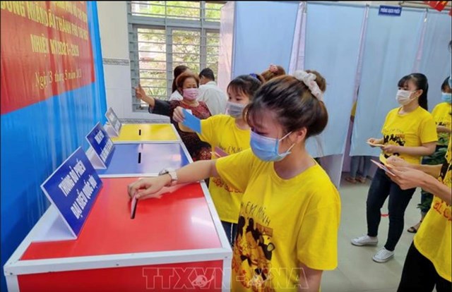 Bầu cử QH v&#224; HĐND:  D&#249; c&#243; mưa, kết th&#250;c buổi s&#225;ng, một số địa phương ph&#237;a nam vẫn đạt tỷ lệ cử tri đi bầu khoảng 70% - Ảnh 1