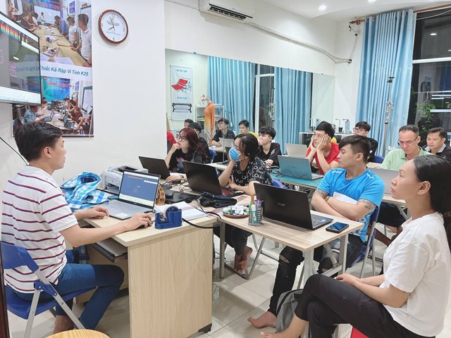Doanh nh&#226;n 8X mở kho&#225; học đ&#224;o tạo thiết kế thời trang 0 đồng g&#226;y sốt - Ảnh 4