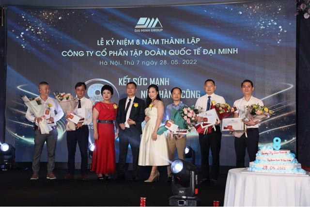 B&agrave; Trần Hồng Nga &ndash; Ph&oacute; Tổng gi&aacute;m đốc, Ph&oacute; Chủ tịch Hội đồng Quản trị (v&aacute;y trắng) trao kỷ niệm chương c&oacute; c&aacute;c tập thể xuất sắc