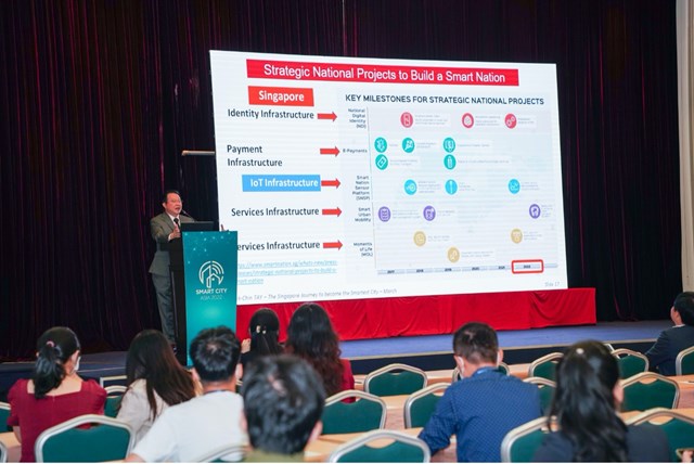 Ông David Chua (người trình bày) tại Smart City Asia 2022, đã chia sẻ với các đại biểu về quá trình phát triển thành phố thông minh của Singapore.  Ảnh: Visco