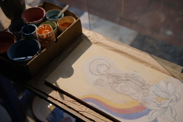 Một bức tranh gốm sắp h&igrave;nh th&agrave;nh trong xưởng Gốm BỤT.