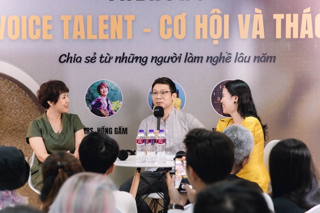 Ba diễn giả trả lời các câu hỏi của khán giả