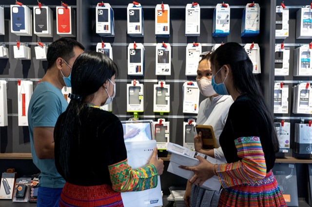 Nhân viên tại các chuỗi đại lý phân phối lớn được đào tạo bài bản nhằm mang đến cho khách hàng hành trình mua sắm thoải mái nhất