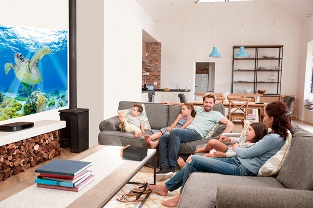 M&aacute;y chiếu gia đ&igrave;nh Epson Epiq Vision được đ&aacute;nh gi&aacute; l&agrave; d&ograve;ng m&aacute;y chiếu b&aacute;n chạy số 1 thế giới 16 năm liền từ 2005 &ndash; 2020, chiếm tỷ lệ cao nhất trong thị trường m&aacute;y chiếu gia đ&igrave;nh c&oacute; độ s&aacute;ng 500 Ansi Lumen trở l&ecirc;n (theo nguồn: Futuresource Consulting Limited: 2005-2020)