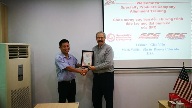 Anh Vương Th&aacute;i H&agrave; (b&ecirc;n tr&aacute;i) nhận chứng chỉ đ&agrave;o tạo được cấp bởi Hunter Mỹ