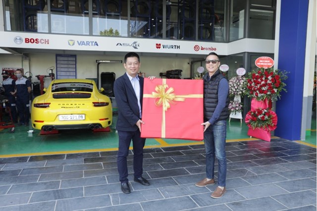 Sự tin tưởng của đối t&aacute;c đối với anh Vương Th&aacute;i H&agrave; (b&ecirc;n tr&aacute;i)