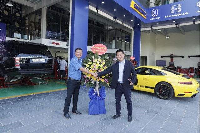 Đem đến dịch vụ tận t&acirc;m sẽ nhận được sự tin tưởng của kh&aacute;ch h&agrave;ng v&agrave; đối t&aacute;c l&agrave; điều anh Vương Th&aacute;i H&agrave; (b&ecirc;n phải) hướng đến