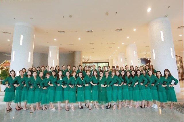CEO Vũ Nga c&ugrave;ng những th&agrave;nh vi&ecirc;n xuất sắc nhất trong hệ thống kinh doanh Olic