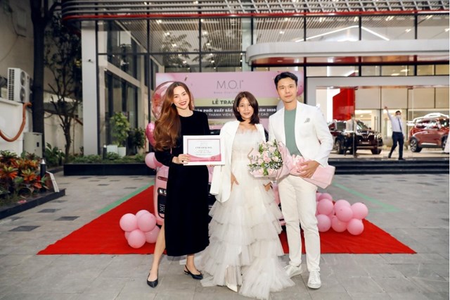 Đích thân CEO Lâm Thành Kim và Giám đốc Sáng tạo - Ca sĩ Hồ Ngọc Hà trao bằng khen thưởng và “siêu xe