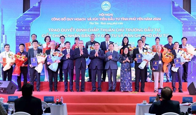 Ông Nguyễn Hoàng  – Chủ tịch N&G Group (thứ 1 từ phải sang, hàng trước) nhận biên bản ghi nhớ về hợp tác đầu tư tại tỉnh Phú Yên