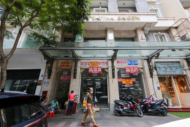 Một khách sạn trên đường Đồng Khởi, quận 1, TP HCM dán kín biển cho thuê. Ảnh: HT.