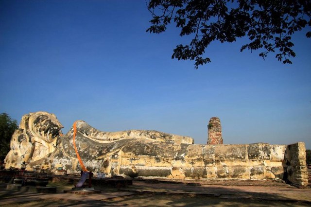 Tượng Phật nằm cao tới 8 m&eacute;t.