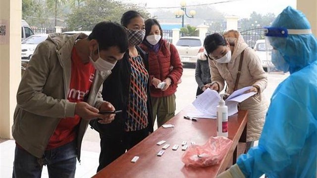 Người d&acirc;n đến trạm y tế xin x&aacute;c nhận F0. (Ảnh: TTXVN)