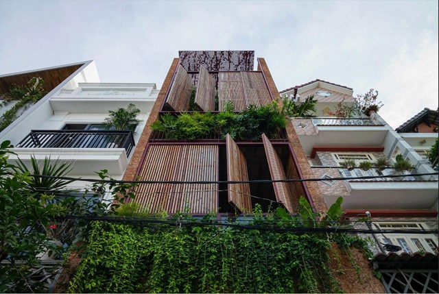 Thiết kế được lấy cảm hứng từ những ng&ocirc;i nh&agrave; truyền thống của miền Trung Việt Nam. Mặt tiền với 8 cửa xoay c&oacute; thể đ&oacute;ng mở tạo ảo gi&aacute;c như ng&ocirc;i nh&agrave; đang "h&iacute;t thở". Hệ thống cửa đặc biệt n&agrave;y c&ograve;n gi&uacute;p điều tiết c&aacute;c yếu tố m&ocirc;i trường như tiếng ồn, kh&oacute;i bụi v&agrave; sự thay đổi của thời tiết.