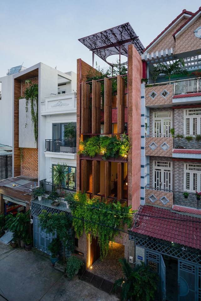 C&aacute;c cụm khu c&ocirc;ng nghiệp, nh&agrave; m&aacute;y quy m&ocirc; vừa v&agrave; nhỏ c&ugrave;ng tồn tại với c&aacute;c khu nh&agrave; ở l&agrave; một trong những nguy&ecirc;n nh&acirc;n ch&iacute;nh g&acirc;y n&ecirc;n c&aacute;c vấn đề ti&ecirc;u cực về m&ocirc;i trường. Từ đ&oacute;, những ng&ocirc;i nh&agrave; ở nơi đ&acirc;y thường mất đi sự kết nối với thi&ecirc;n nhi&ecirc;n. Với H House, đội ngũ kiến tr&uacute;c sư đ&atilde; th&agrave;nh c&ocirc;ng x&acirc;y dựng một c&ocirc;ng tr&igrave;nh đ&aacute;p ứng nhu cầu của gia chủ.