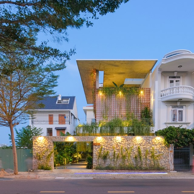 "Freedom House" tọa lạc giữa l&ograve;ng th&agrave;nh phố Nha Trang xinh đẹp. Dự &aacute;n được ho&agrave;n th&agrave;nh trong 1 năm với diện t&iacute;ch 240m&sup2;. Ng&ocirc;i nh&agrave; mang phong c&aacute;ch giao thoa giữa kiến ​​tr&uacute;c nhiệt đới đương đại v&agrave; kiến ​​tr&uacute;c nhiệt đới bản địa truyền thống trong bối cảnh m&ocirc;i trường đ&ocirc; thị v&agrave; văn h&oacute;a sống hiện đại.