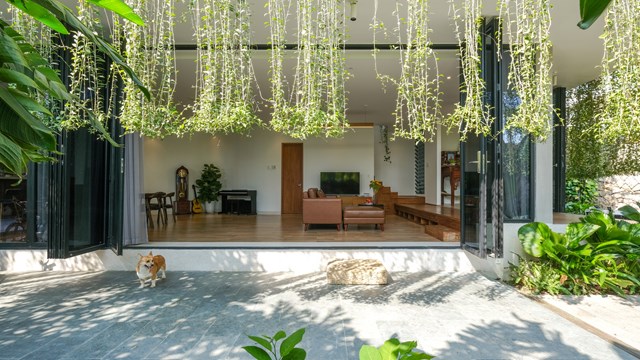 Khoảng s&acirc;n rộng lớn rợp b&oacute;ng c&acirc;y l&agrave; nơi vui chơi của c&aacute;c con. Ph&ograve;ng kh&aacute;ch b&agrave;i tr&iacute; đơn giản gi&uacute;p cho kh&ocirc;ng gian c&oacute; chiều s&acirc;u v&agrave; tho&aacute;ng đ&atilde;ng hơn.
