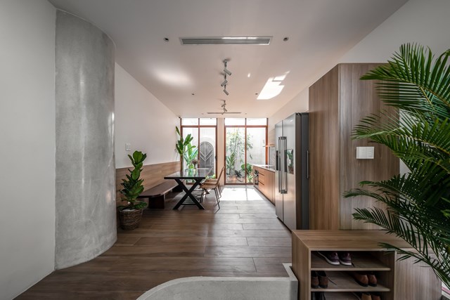 Từ cửa v&agrave;o tiến về b&ecirc;n phải l&agrave; ph&ograve;ng bếp v&agrave; khu ăn uống. Vật liệu gỗ được sử dụng chủ yếu l&agrave;m tăng t&iacute;nh sang trọng cho kh&ocirc;ng gian.