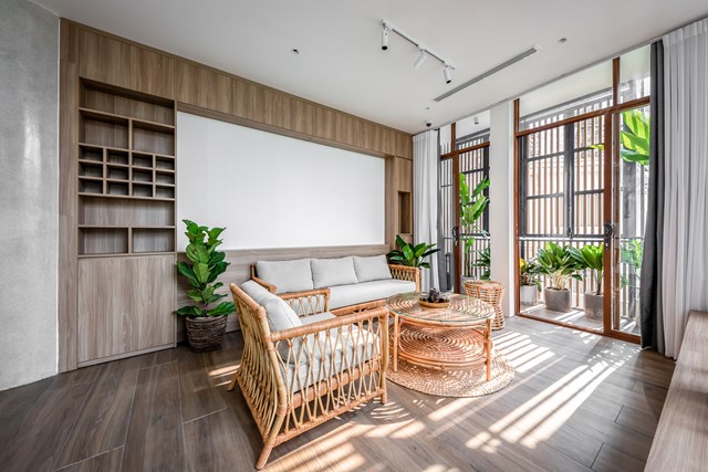 Ban c&ocirc;ng nhỏ tr&agrave;n ngập c&acirc;y xanh với khoảng k&iacute;nh lớn để giải ph&ograve;ng tầm nh&igrave;n, tăng sự thoải m&aacute;i khi sống trong kh&ocirc;ng gian nhỏ.