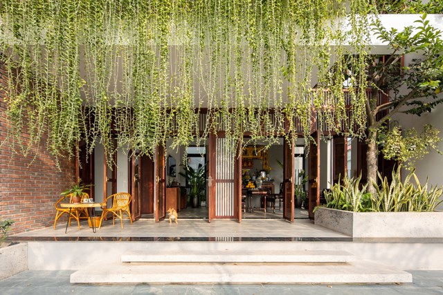 Do mặt tiền của ng&ocirc;i nh&agrave; gần hướng T&acirc;y n&ecirc;n phần hi&ecirc;n đ&oacute;ng vai tr&ograve; l&agrave; kh&ocirc;ng gian đệm chuyển tiếp giữa trong v&agrave; ngo&agrave;i nh&agrave;, đồng thời l&agrave; kh&ocirc;ng gian giảm nhiệt cho ph&ograve;ng kh&aacute;ch.