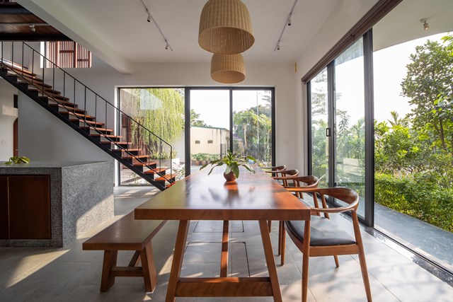Ng&ocirc;i nh&agrave; c&oacute; bố cục tương tự kiểu nh&agrave; 3 gian 2 ch&aacute;i truyền thống ở Bắc Bộ. Trục ch&iacute;nh được bố tr&iacute; từ s&acirc;n qua hi&ecirc;n v&agrave;o ph&ograve;ng kh&aacute;ch rồi đến khu thờ tự. Trục c&ocirc;ng năng phụ ở b&ecirc;n cạnh gồm ph&ograve;ng ăn, bếp, ph&ograve;ng ngủ ch&iacute;nh, nh&agrave; vệ sinh c&ugrave;ng lối đi ra s&acirc;n vườn thuận tiện m&agrave; kh&ocirc;ng ảnh hưởng đến c&aacute;c kh&ocirc;ng gian kh&aacute;c.