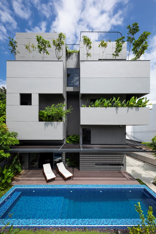 Ng&ocirc;i nh&agrave; được mệnh danh l&agrave; khu nghỉ dưỡng tại gia khi c&oacute; đầy đủ c&aacute;c tiện nghi như s&acirc;n vườn, bể bơi, ph&ograve;ng kh&aacute;ch rộng r&atilde;i, bếp ăn c&ugrave;ng 3 ph&ograve;ng ngủ.