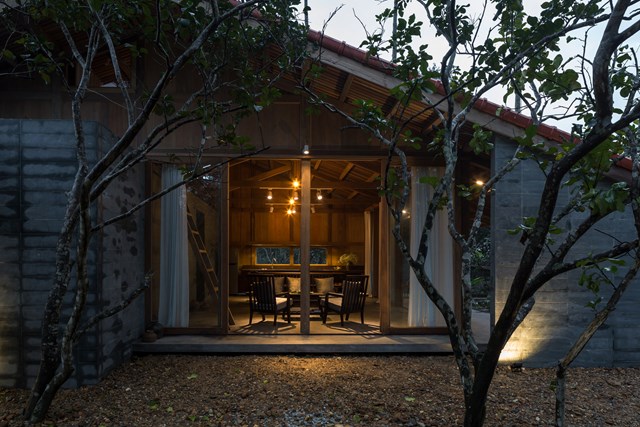 Hầu hết đồ nội thất, khung v&agrave; tường của ng&ocirc;i nh&agrave; đều được l&agrave;m bằng gỗ nghiến được thu thập từ c&aacute;c t&ograve;a nh&agrave; cũ đ&atilde; bị th&aacute;o dỡ.&nbsp;