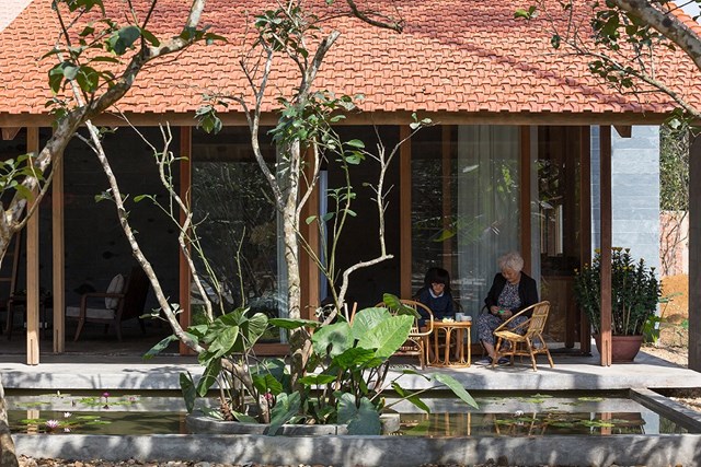 Tọa lạc tại l&agrave;ng bưởi Thủy Biều của th&agrave;nh phố Huế, Hachi Lily House được bao bọc bởi một d&ograve;ng s&ocirc;ng uốn lượn tuyệt đẹp. Ng&ocirc;i nh&agrave; gỗ nhỏ được x&acirc;y dựng theo mong muốn của gia chủ về một nơi ở y&ecirc;n b&igrave;nh v&agrave; ấm c&uacute;ng sau khi "r&uacute;t lui" khỏi th&agrave;nh phố n&aacute;o nhiệt.