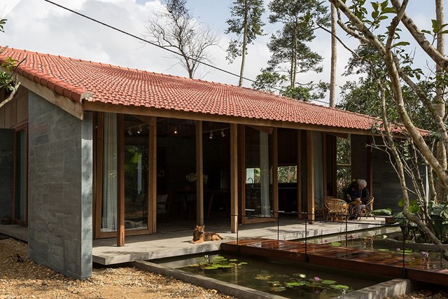 Ng&ocirc;i nh&agrave; được x&acirc;y dựng tr&ecirc;n khu đất rộng 115m&sup2; với bố cục gồm khu vực sinh hoạt chung, 2 ph&ograve;ng ngủ, 2 ph&ograve;ng vệ sinh v&agrave; c&aacute;c kh&ocirc;ng gian xung quanh.&nbsp;Những vật liệu được sử dụng mang t&iacute;nh tự nhi&ecirc;n như gỗ, đ&aacute;, sỏi, đất nung&hellip; mang lại cảm gi&aacute;c mộc mạc, giản dị, ri&ecirc;ng tư v&agrave; y&ecirc;n b&igrave;nh, kh&aacute;c với những bức tường b&ecirc; t&ocirc;ng của th&agrave;nh phố.
