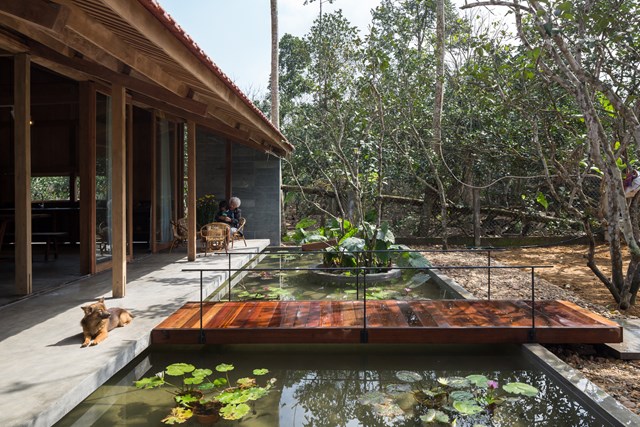 C&aacute;c kiến tr&uacute;c sư đ&atilde; thay đổi thiết kế s&acirc;n nh&agrave; thường thấy th&agrave;nh hồ nước nhỏ điểm xuyết một v&agrave;i b&ocirc;ng hoa s&uacute;ng. C&acirc;y cầu gỗ bắc ngang tr&ecirc;n mặt hồ l&agrave; lối đi ch&iacute;nh v&agrave;o ng&ocirc;i nh&agrave;.