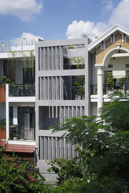 K House&nbsp;nằm trong một khu d&acirc;n cư đ&ocirc;ng đ&uacute;c của quận Thủ Đức, TP HCM với tổng diện t&iacute;ch 204 m&sup2;.&nbsp; Ng&ocirc;i nh&agrave;&nbsp;l&agrave; tổ ấm của một cặp vợ chồng trẻ c&oacute; mong muốn sở hữu một kh&ocirc;ng gian sống ri&ecirc;ng tư, t&aacute;ch biệt với b&ecirc;n ngo&agrave;i nhưng vẫn được kết nối với thi&ecirc;n nhi&ecirc;n, tiếp x&uacute;c với nắng mưa v&agrave; c&acirc;y xanh.