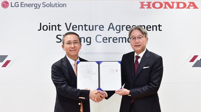 Đại diện của Honda Motor v&agrave;&nbsp;LG Energy Solution k&yacute; kết hợp t&aacute;c v&agrave;o th&aacute;ng 8 vừa qua.