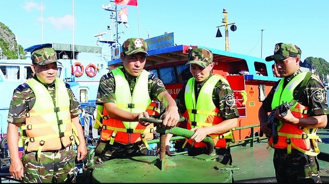 Th&aacute;ng 9/2022, Hải đội Kiểm so&aacute;t tr&ecirc;n biển khu vực miền Bắc (Hải đội 1, Cục Điều tra chống bu&ocirc;n lậu, Tổng cục Hải quan) chủ tr&igrave;, phối hợp với Đội Kiểm so&aacute;t hải quan số 2 (Cục Hải quan Quảng Ninh), Đội Kiểm so&aacute;t hải quan (Cục Hải quan Hải Ph&ograve;ng) ph&aacute;t hiện, bắt giữ 2 t&agrave;u QN-7395 v&agrave; HP4658 c&oacute; h&agrave;nh vi sang mạn xăng dầu tr&aacute;i ph&eacute;p tại khu vực biển, cảng biển Hải Ph&ograve;ng. Ảnh: TB