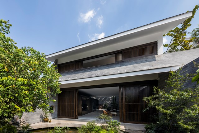C&ocirc;ng tr&igrave;nh với t&ecirc;n gọi Huy&rsquo;s house n&agrave;y c&oacute; tổng diện t&iacute;ch 418 m&sup2;, tọa lạc tại quận B&igrave;nh Thạnh,&nbsp; TP HCM v&agrave; l&agrave; tổ ấm của một gia đ&igrave;nh nhiều thế hệ.