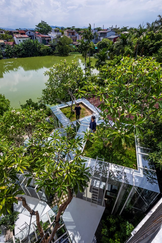Mảnh đất x&acirc;y dựng&nbsp;ng&ocirc;i nh&agrave; nằm ở cuối một con hẻm nhỏ của th&agrave;nh phố Huế thơ mộng, gi&aacute;p với&nbsp;1 trong 9 hồ nước trong khu vực. Đ&acirc;y l&agrave; vị tr&iacute; ho&agrave;n hảo gi&uacute;p đội ngũ kiến tr&uacute;c sư nảy sinh &yacute; tưởng tạo n&ecirc;n Labri House.