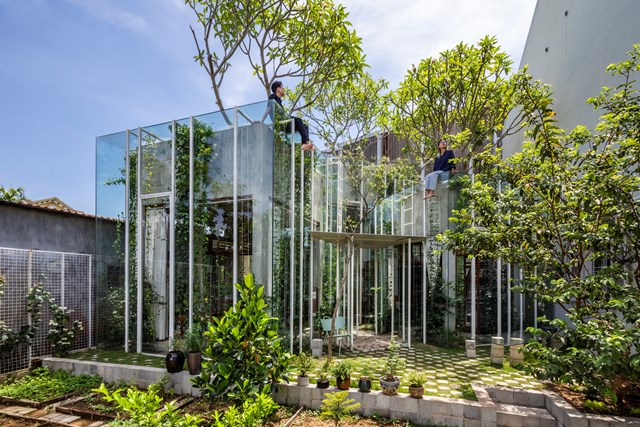 C&ocirc;ng tr&igrave;nh Labri House tọa lạc tr&ecirc;n khu đất rộng&nbsp;100 m&sup2; ở Huế, được thiết kế bởi studio Nguyễn Khải Architects &amp; Associates.&nbsp; Ng&ocirc;i nh&agrave; l&agrave; tổ ấm của một cặp vợ chồng trong tuổi xế chiều, qua đ&oacute; gi&uacute;p cặp đ&ocirc;i trải qua phần đời c&ograve;n lại một c&aacute;ch b&igrave;nh y&ecirc;n v&agrave; hạnh ph&uacute;c.