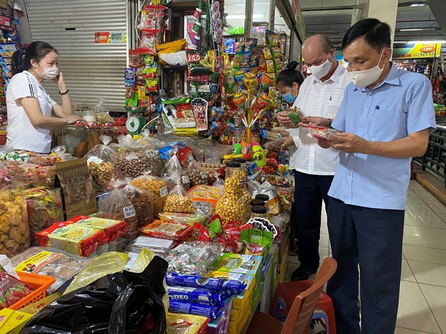 Đo&agrave;n gi&aacute;m s&aacute;t l&agrave;m việc tại chợ bi&ecirc;n giới Tp. M&oacute;ng C&aacute;i
