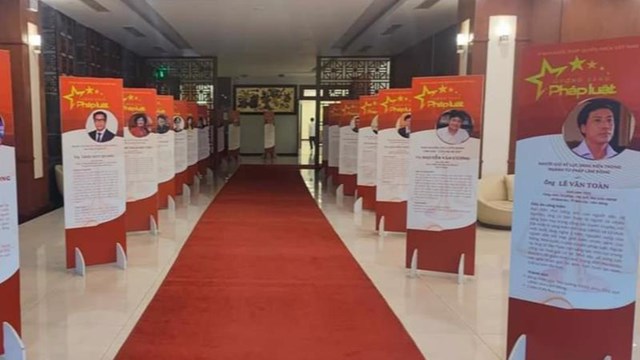 Poster giới thiệu c&aacute;c Gương s&aacute;ng Ph&aacute;p luật 2021.