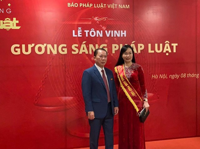 TS Đ&agrave;o Văn Hội - Tổng Bi&ecirc;n tập B&aacute;o Ph&aacute;p luật Việt Nam chụp ảnh lưu niệm c&ugrave;ng Gương s&aacute;ng Ph&aacute;p luật 2021 - Gi&aacute;m đốc Sở Tư ph&aacute;p tỉnh Bắc Giang Đỗ Thị Việt H&agrave;.