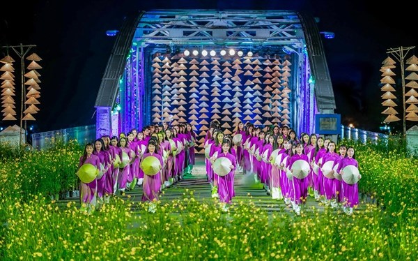 Một chương tr&igrave;nh tr&igrave;nh diễn &aacute;o d&agrave;i tại Huế (ảnh chụp khi chưa b&ugrave;ng ph&aacute;t dịch Covid-19)