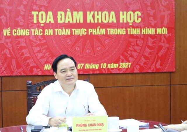 Ph&oacute; trưởng ban Tuy&ecirc;n gi&aacute;o Trung ương Ph&ugrave;ng Xu&acirc;n Nhạ chủ tr&igrave; Tọa đ&agrave;m ng&agrave;y 7/10