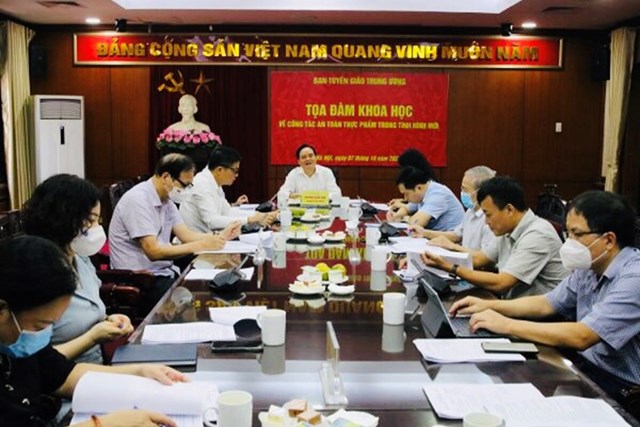 &nbsp;Tọa đ&agrave;m diễn ra với sự tham dự của đại diện Bộ Y tế, Bộ C&ocirc;ng Thương, Bộ N&ocirc;ng nghiệp v&agrave; Ph&aacute;t triển n&ocirc;ng th&ocirc;n; c&aacute;c chuy&ecirc;n gia, nh&agrave; khoa học v&agrave; một số vụ, đơn vị chức năng của Ban Tuy&ecirc;n gi&aacute;o Trung ương.