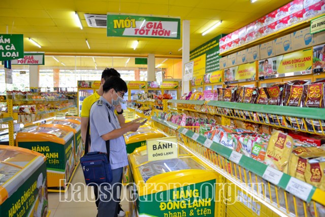 Đo&agrave;n kiểm tra li&ecirc;n ng&agrave;nh tỉnh kiểm tra tại cửa h&agrave;ng B&aacute;ch H&oacute;a Xanh. Ảnh: H.LAN