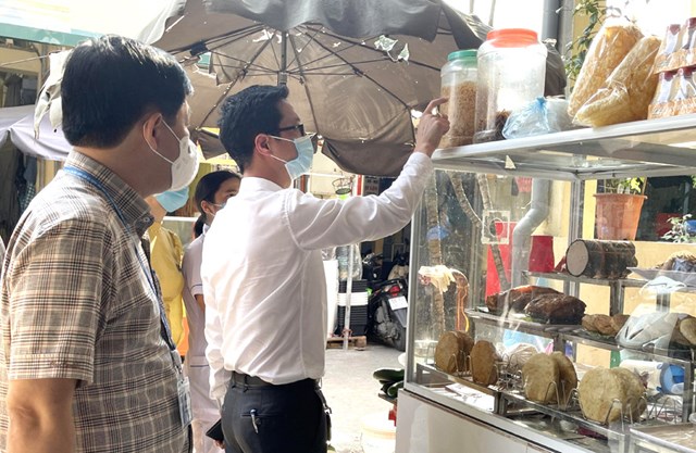 Đo&agrave;n kiểm tra của Sở Y tế H&agrave; Nội kiểm tra an to&agrave;n thực phẩm tại chợ Th&aacute;i H&agrave; tr&ecirc;n địa b&agrave;n quận Đống Đa.&nbsp;Ảnh: Xu&acirc;n Lộc
