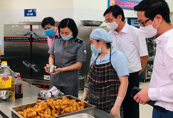 Đo&agrave;n kiểm tra li&ecirc;n ng&agrave;nh kiểm tra c&ocirc;ng t&aacute;c bảo đảm an to&agrave;n thực phẩm tại Trường Trung học cơ sở Chu Văn An (huyện Thanh Tr&igrave;).&nbsp;Ảnh: H&agrave; &Aacute;nh