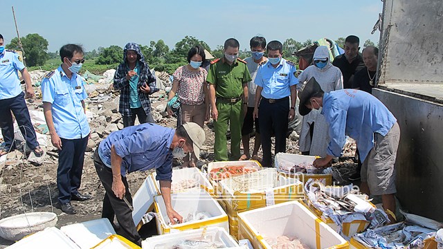 C&aacute;c lực lượng chức năng tổ chức ti&ecirc;u hủy thực phẩm kh&ocirc;ng đảm bảo điều kiện lưu th&ocirc;ng.