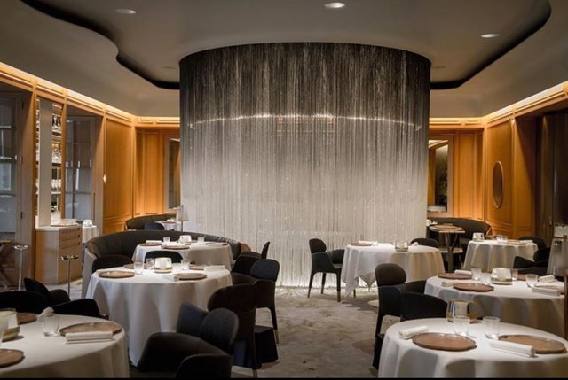 Nh&agrave; h&agrave;ng&nbsp;Alain Ducasse được trang ho&agrave;ng lộng lẫy