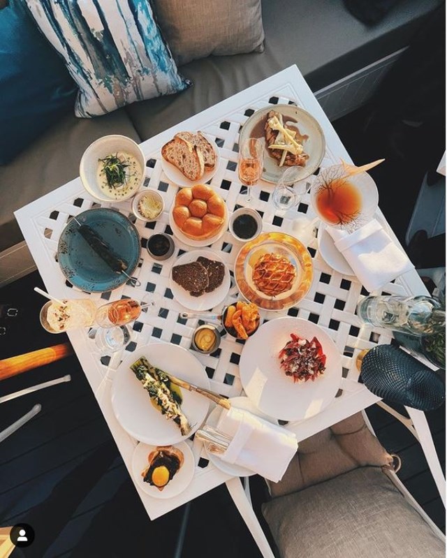 Bữa ăn tại The Grill với nhiều m&oacute;n ăn đặc sắc