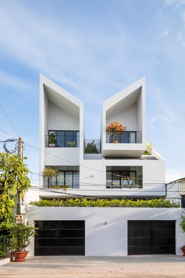 Twin House c&oacute; thiết kế độc đ&aacute;o, mới lạ; d&ugrave; l&agrave; hai nh&agrave; t&aacute;ch biệt nhưng mặt tiền được kết nối với nhau, thống nhất như một ng&ocirc;i nh&agrave; độc lập.