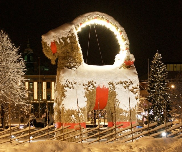 D&ecirc; Yule bằng rơm khổng lồ ở Thụy Điển